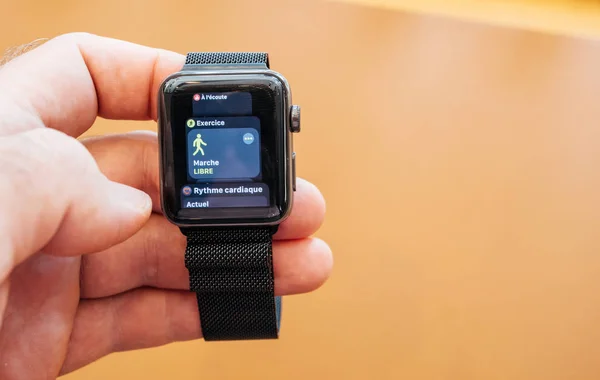 Νέα Apple Watch σειρά 3 περπάτημα app, app υγεία κρατώντας ρολόι — Φωτογραφία Αρχείου