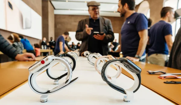 New Apple Watch Series 3 Apple Genius, watches row — Stock Photo, Image