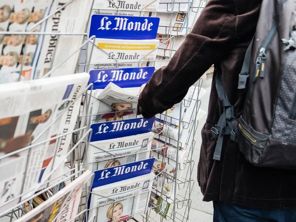 Hombre buyin Le monde prensa quiosco de periódicos paris — Foto de Stock