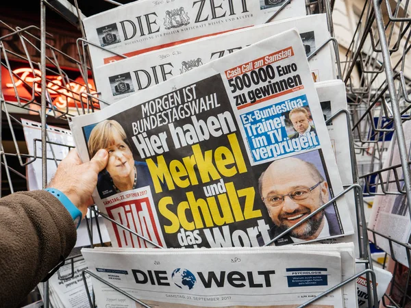 Zeitung mit angela merkel martin schulz porträt vor dem e — Stockfoto