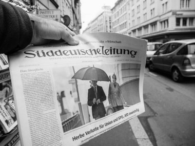 Angela Merkel portre seçim öncesi ile gazete