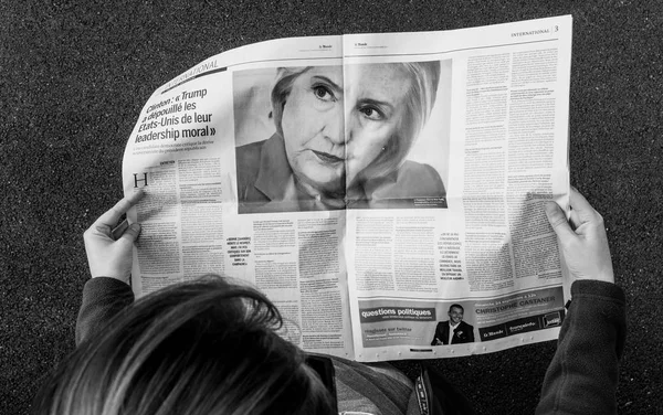 Kobieta czytająca gazetę o Hillary Clinton — Zdjęcie stockowe