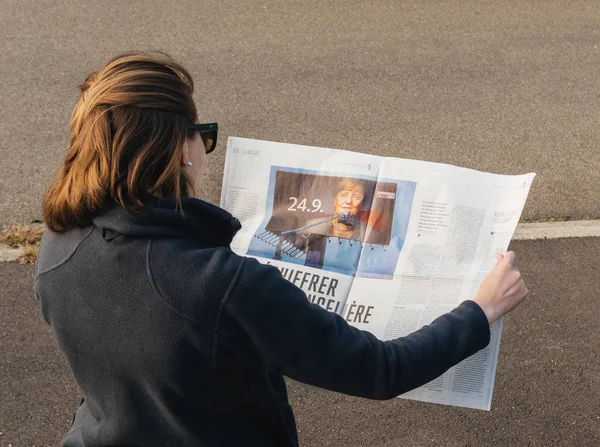 Mujer leyendo le Monde Prensa francesa Angela Merkel elections Germ — Foto de Stock