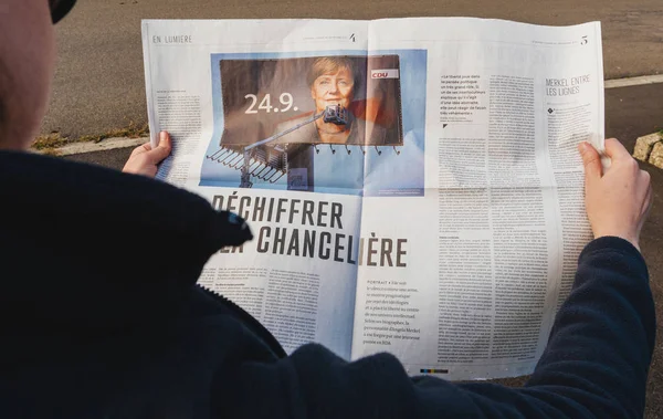 Femme lisant le Monde Presse française Angela Merkel elections Germ — Photo