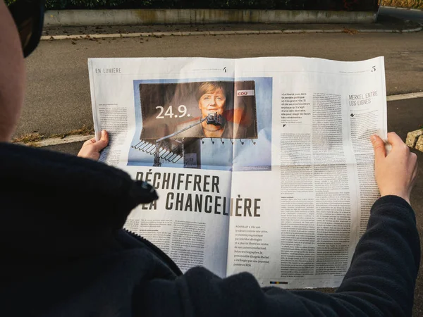 Mujer leyendo le Monde Prensa francesa Angela Merkel elections Germ — Foto de Stock