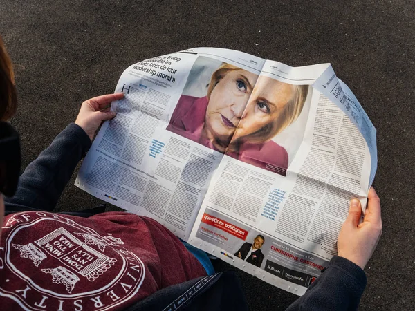 Mulher lendo jornal sobre Hillary Clinton — Fotografia de Stock