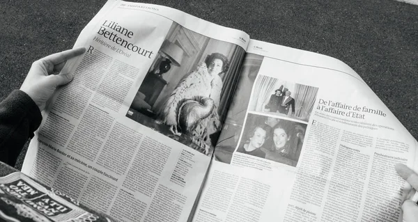 Iew de cima de mulher lendo o mais recente jornal Le Monde com p — Fotografia de Stock