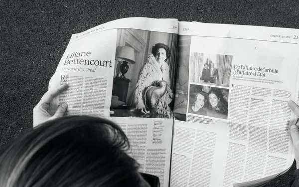 最新の新聞ル ・ モンド紙 p を読んで女性の上から表示 — ストック写真