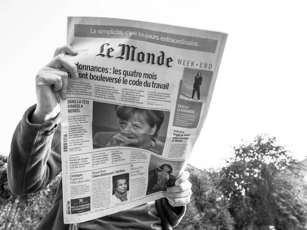 阅读世界报 》 法国媒体安格拉 · 默克尔选举胚芽的女人 — 图库照片