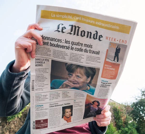 Woman reading le Monde French press Angela Merkel elections Germ — Stock Photo, Image