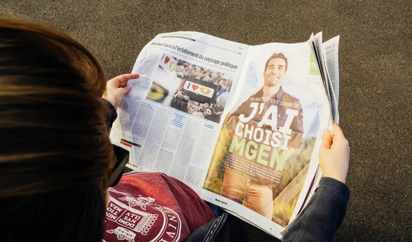 Γυναίκα διαβάζει εφημερίδα le Monde γαλλικό τύπο Angela Merkel εκλογές φύτρο — Φωτογραφία Αρχείου