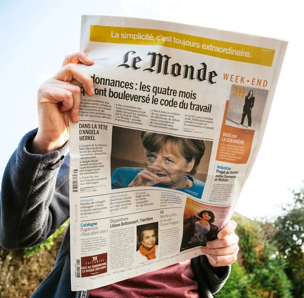 Newspaper with Angela Merkel portrait before the election — Stock Photo, Image