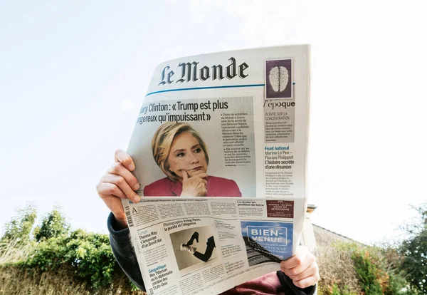 Mujer leyendo un periódico sobre Hillary Clinton — Foto de Stock