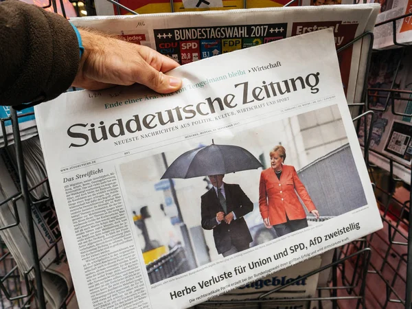 앙겔라 메르켈 총리는 선거 전에 초상화와 신문 — 스톡 사진