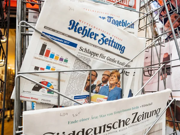 Angela Merkel portre seçim öncesi ile gazete — Stok fotoğraf