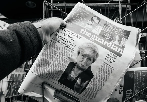 Man met Guardian over Brexit en Theresa kan — Stockfoto