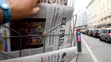 sokak arka plan üzerinde uluslararası haber gazetesi