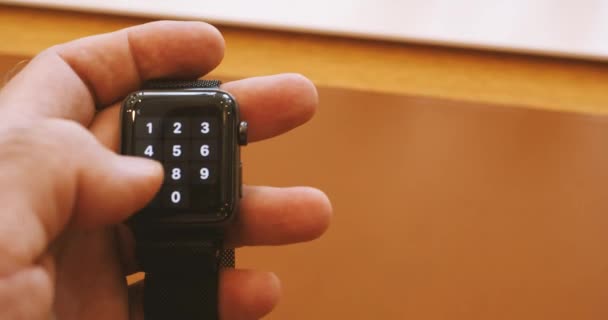 Primo Piano Della Tenuta Della Mano Maschile Utilizzando Nuovo Orologio — Video Stock