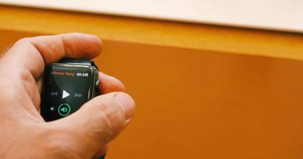 Γκρο Πλαν Αρσενική Χέρι Κρατώντας Και Χρησιμοποιώντας Νέο Έξυπνο Ρολόι — Αρχείο Βίντεο