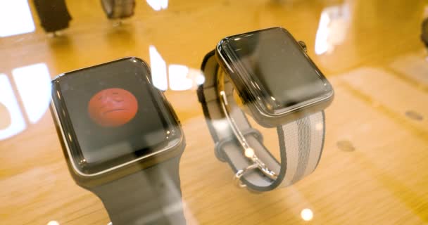 新しいスマートな時計店で 木製の背景に新技術のクローズ アップ — ストック動画