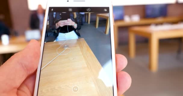 Närbild Manlig Hand Hålla Och Använda Nya Smarta Telefon Butik — Stockvideo