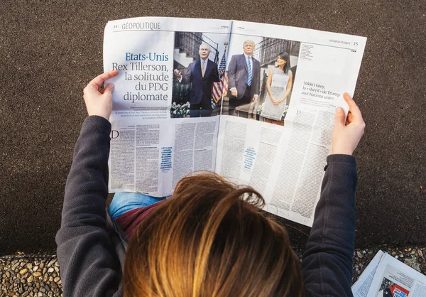 Mujer leyendo periódico internacional —  Fotos de Stock