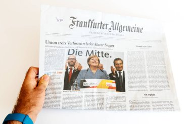 Alman gazete okuyan adam 