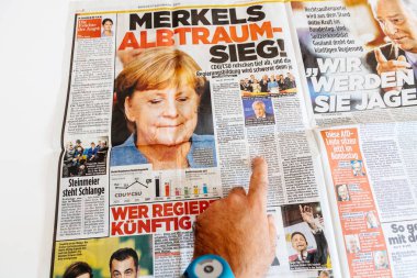 Die Bild gazetesi okuyan adam 