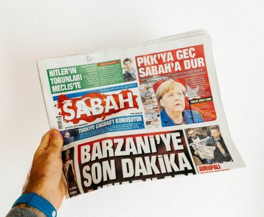 Türk Sabah gazete okuyan adam 