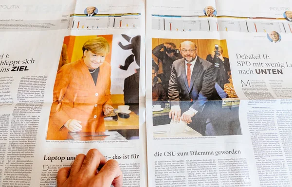 Hombre leyendo periódico internacional — Foto de Stock