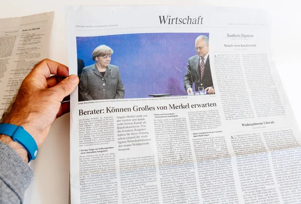 Hombre leyendo periódico internacional — Foto de Stock