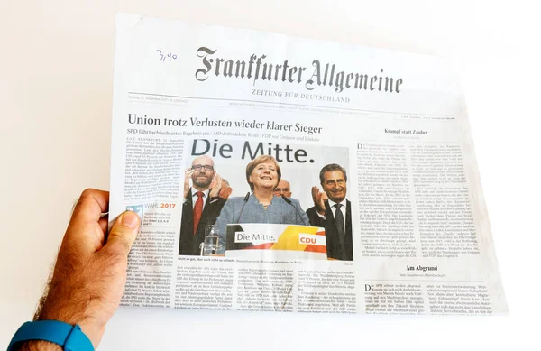 Alman gazete okuyan adam 