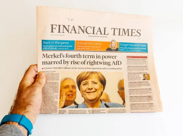 Man reading Financial Times newspaper — Stock Photo, Image