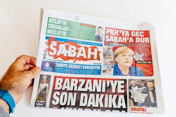 Hombre leyendo el periódico turco Sabah — Foto de Stock