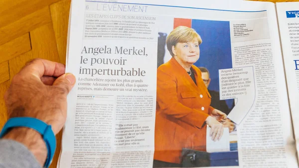 Hombre leyendo periódico internacional — Foto de Stock