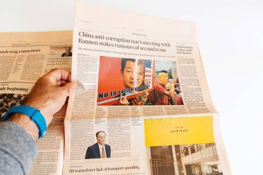 Financial Times gazete okuyan adam 