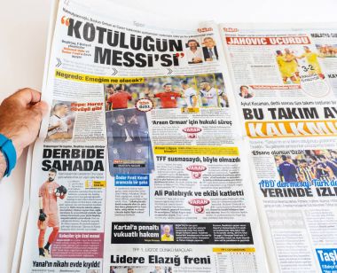 Türk Sabah gazete okuyan adam 