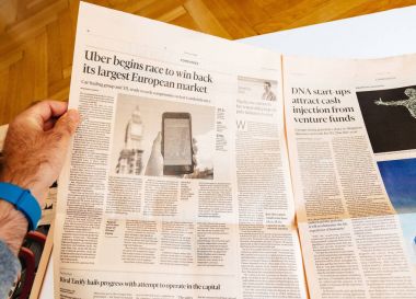 Financial Times gazete okuyan adam 