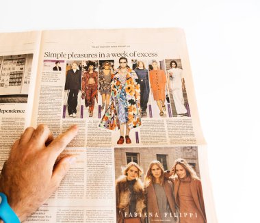 Financial Times gazete okuyan adam 
