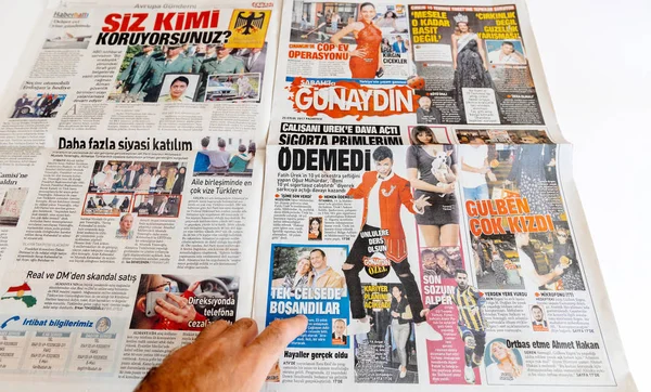 Hombre leyendo el periódico turco Sabah — Foto de Stock