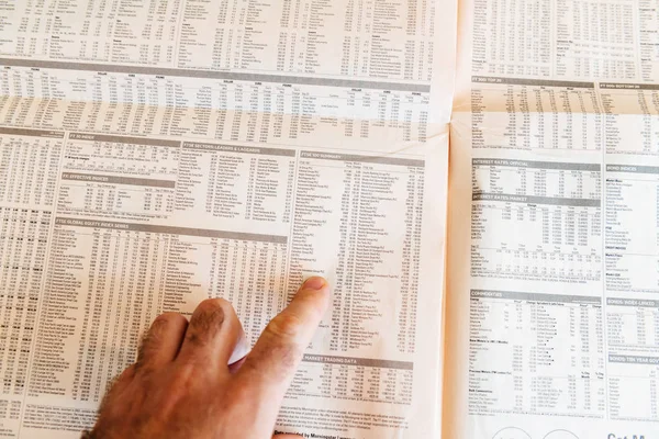 Man leest de krant Financial Times — Stockfoto