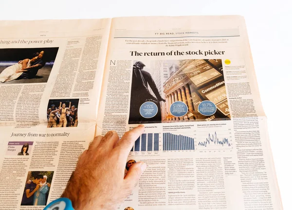 Людина, читати газети Financial Times — стокове фото