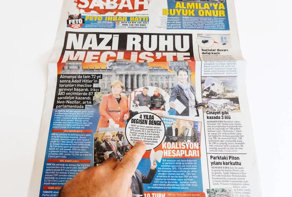 Людина читання Сабах Турецька газета — стокове фото