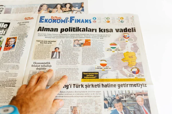 Людина читання Сабах Турецька газета — стокове фото
