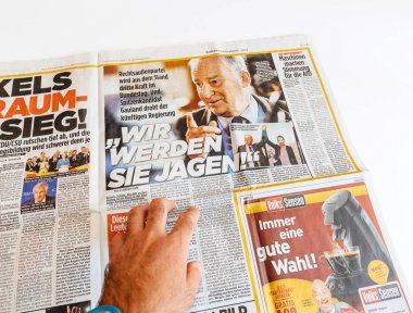 Die Bild gazetesi okuyan adam 