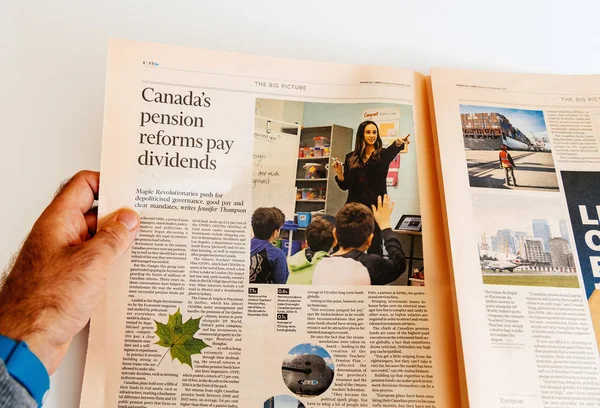 Hombre leyendo el periódico Financial Times — Foto de Stock