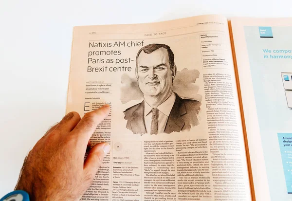 Hombre leyendo el periódico Financial Times — Foto de Stock