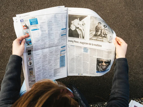 Donna che legge il giornale internazionale — Foto Stock