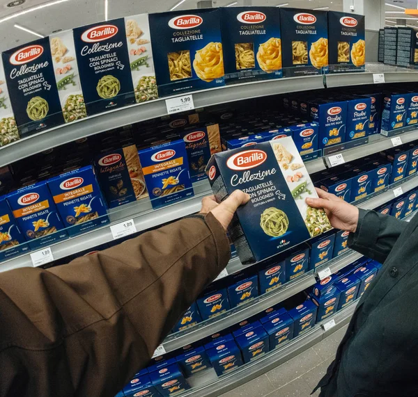 Mužský a ženský pár nutnosti Barilla těstoviny v supermarketu — Stock fotografie