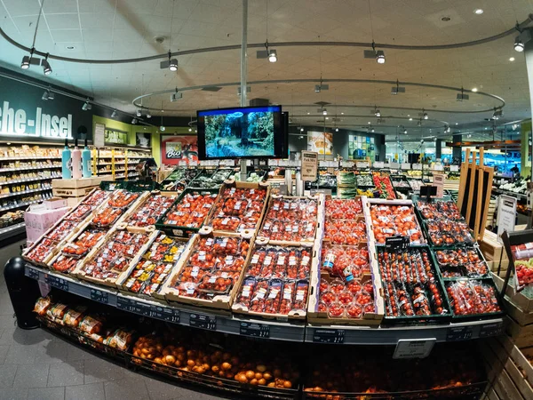 Gran selección de tomates en el supermercado moderno — Foto de Stock